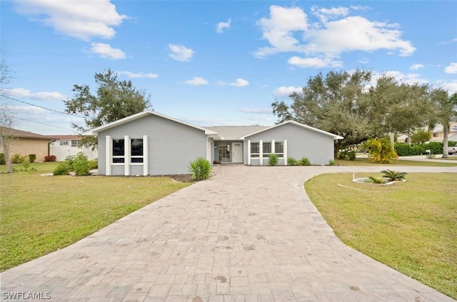 single story home featuring a front lawn