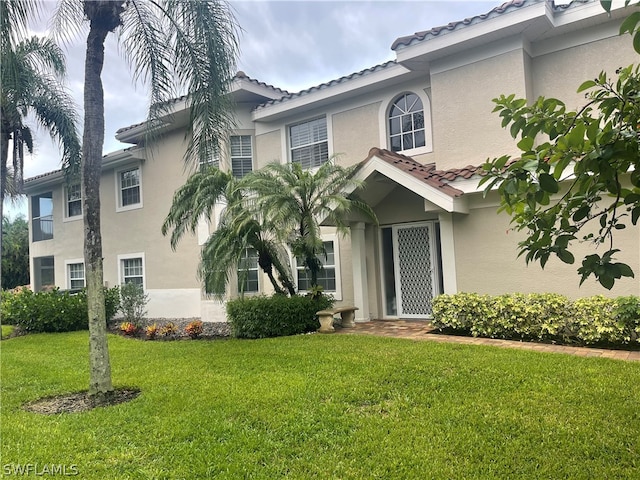 view of front facade featuring a front yard