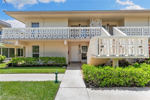 view of front of home featuring a balcony