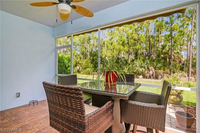 sunroom with ceiling fan