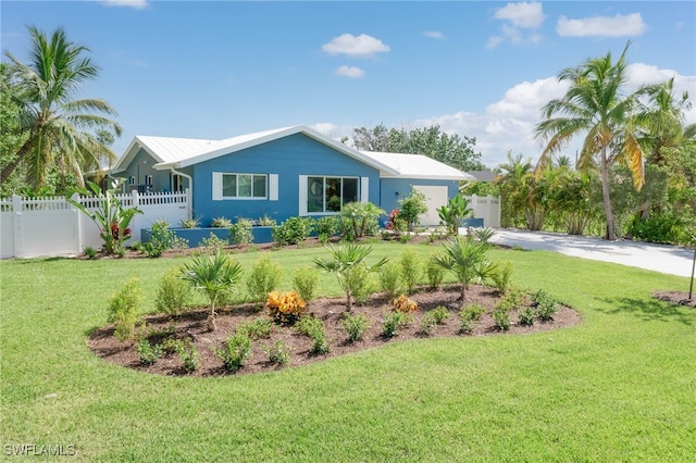 view of front of property featuring a front lawn