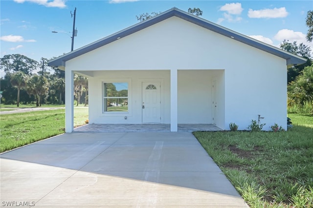 view of front facade with a front lawn