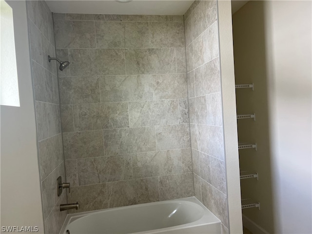 bathroom featuring tiled shower / bath combo