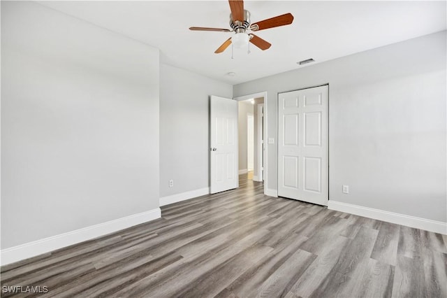 unfurnished bedroom featuring light wood-type flooring, a closet, and ceiling fan