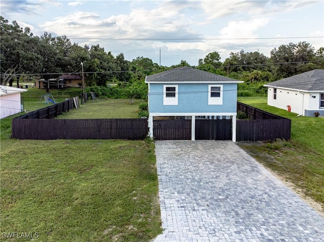 view of side of property featuring a carport and a yard