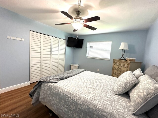 bedroom with ceiling fan, wood-type flooring, and a closet