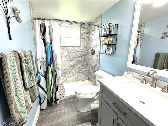 full bathroom featuring wood-type flooring, shower / tub combo with curtain, vanity, and toilet