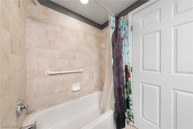 bathroom with shower / bath combo