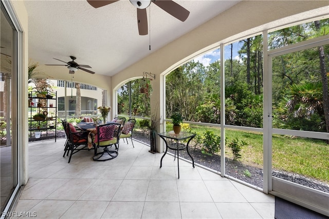 sunroom with ceiling fan