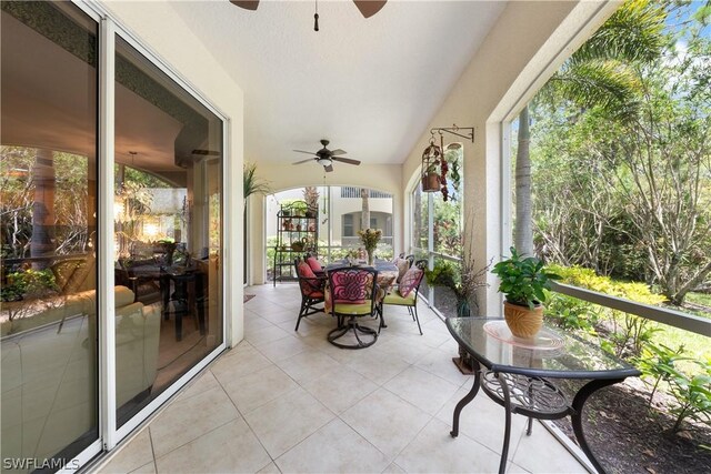 sunroom with ceiling fan