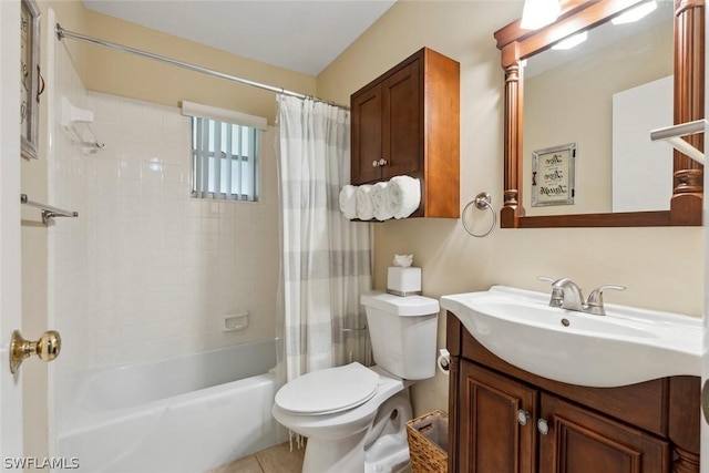 full bathroom featuring shower / bath combo with shower curtain, toilet, and vanity