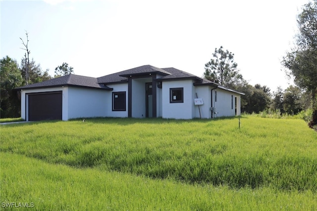 view of front of house featuring a front yard and a garage