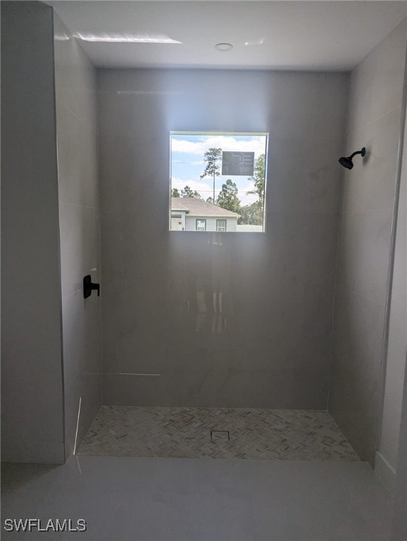 bathroom featuring tiled shower