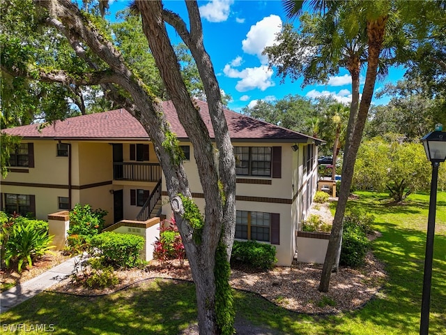 view of front facade featuring a front yard