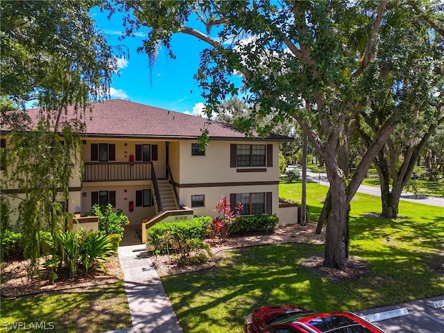 view of front of property with a front yard