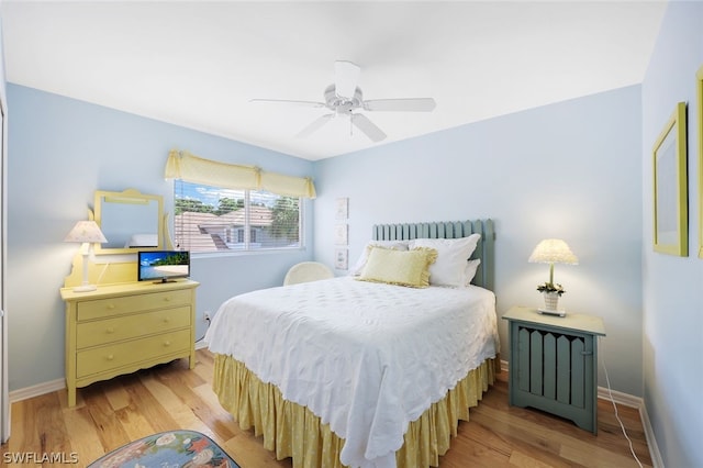 bedroom featuring light wood-style floors, ceiling fan, and baseboards