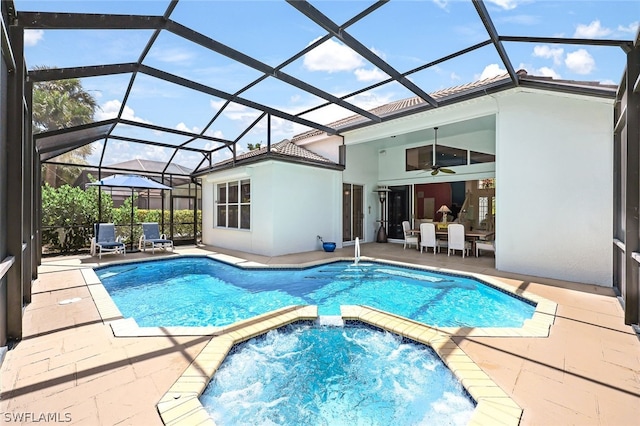 view of swimming pool with a pool with connected hot tub, a lanai, a patio area, and ceiling fan