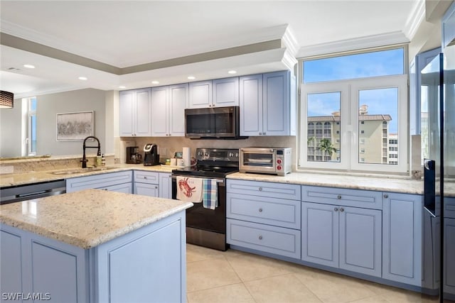 kitchen featuring stainless steel appliances, crown molding, sink, and decorative backsplash