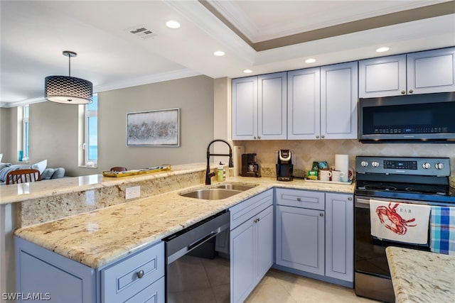 kitchen featuring sink, crown molding, hanging light fixtures, stainless steel appliances, and kitchen peninsula