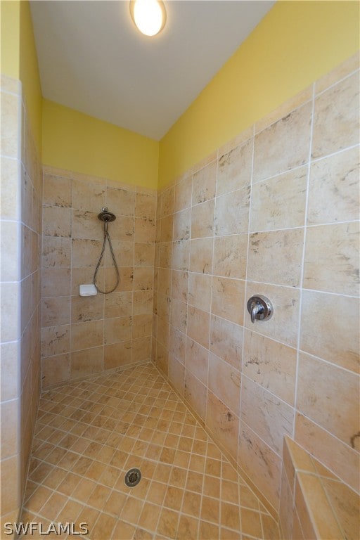 bathroom featuring a tile shower