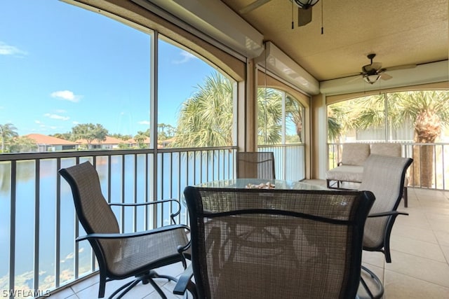 sunroom with ceiling fan