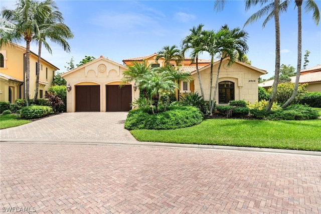 view of front facade featuring a garage and a front lawn