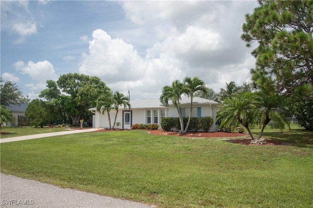 view of front of house featuring a front lawn