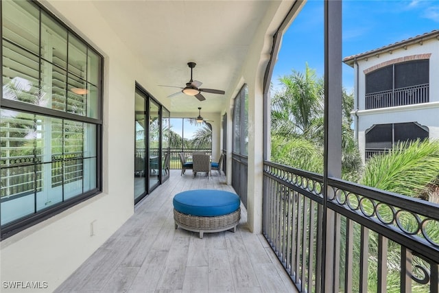 sunroom with ceiling fan