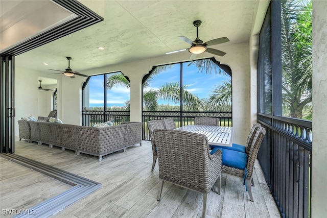 sunroom with ceiling fan