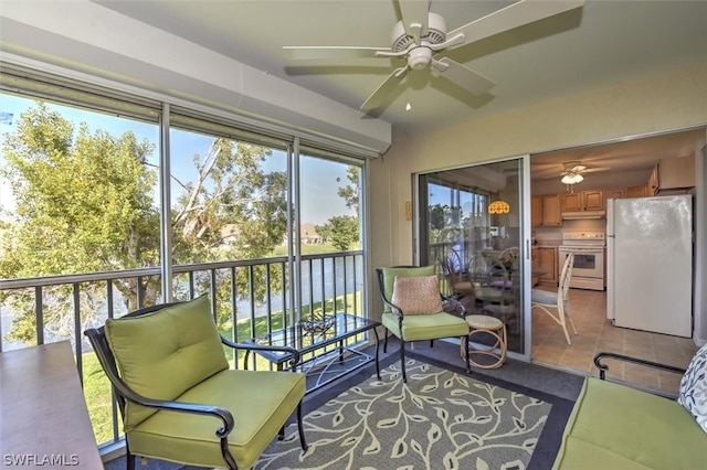 sunroom featuring ceiling fan