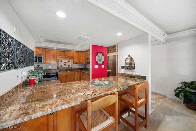 kitchen with stone counters, kitchen peninsula, a kitchen breakfast bar, decorative backsplash, and ornamental molding