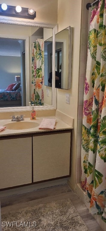 bathroom with a shower with shower curtain and vanity