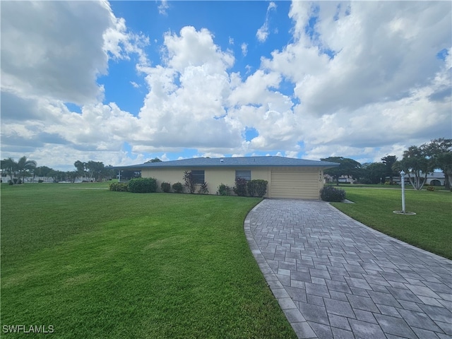 single story home with a front lawn