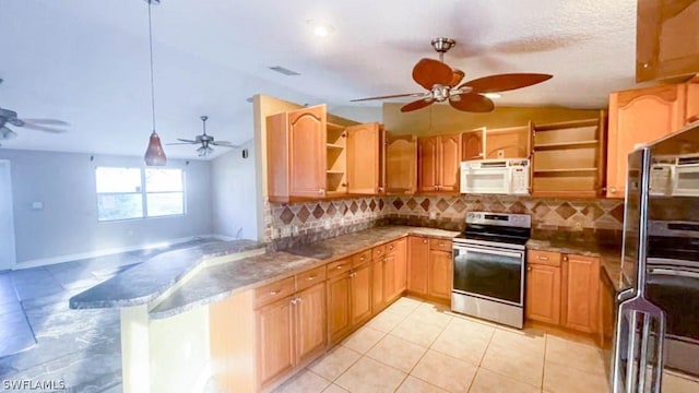 kitchen with kitchen peninsula, hanging light fixtures, stainless steel electric range oven, refrigerator, and lofted ceiling