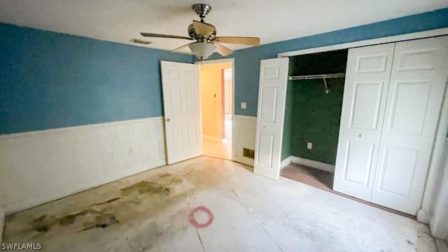 unfurnished bedroom featuring ceiling fan and a closet