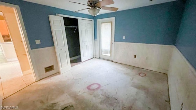 unfurnished bedroom featuring ceiling fan and a closet