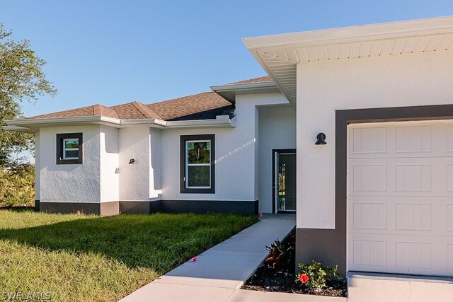 view of front of house featuring a front lawn