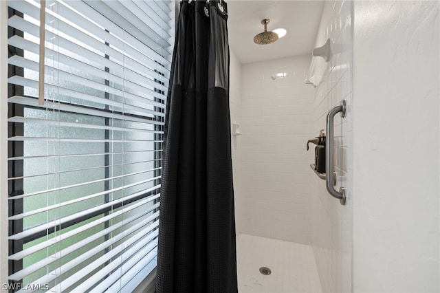 bathroom featuring a shower with shower curtain