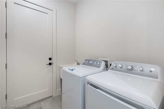 laundry room with light tile patterned floors and independent washer and dryer