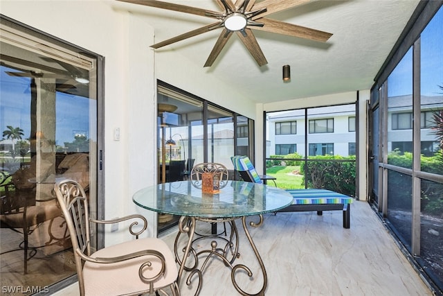 sunroom with ceiling fan