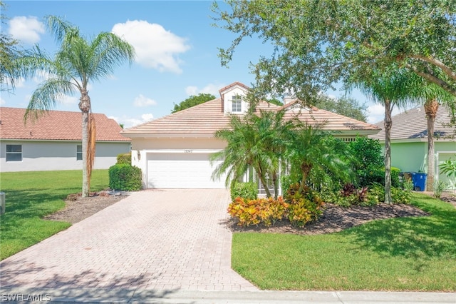 view of front facade featuring a garage and a front yard