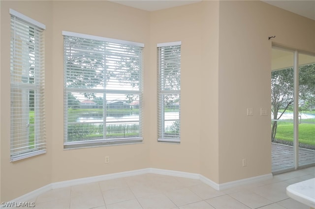 empty room featuring light tile patterned floors