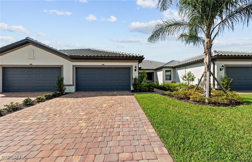 view of front of home featuring a garage and a front yard