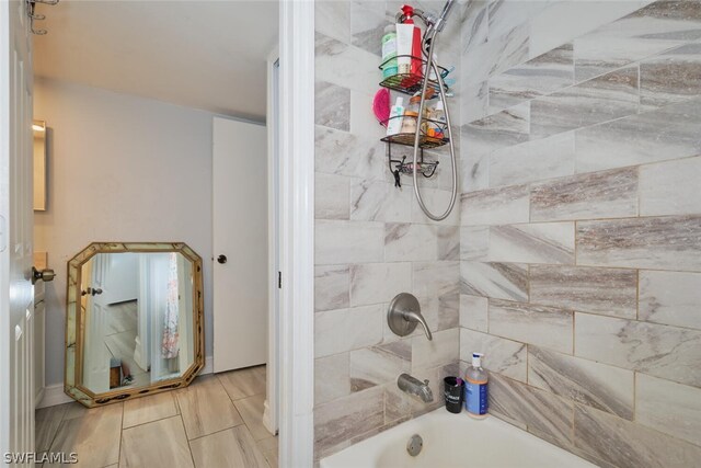 bathroom featuring tiled shower / bath