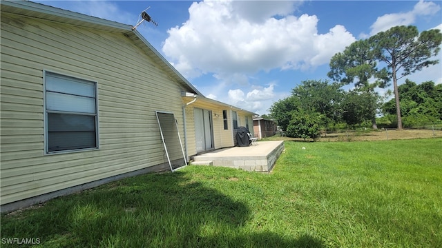 view of yard featuring a patio area