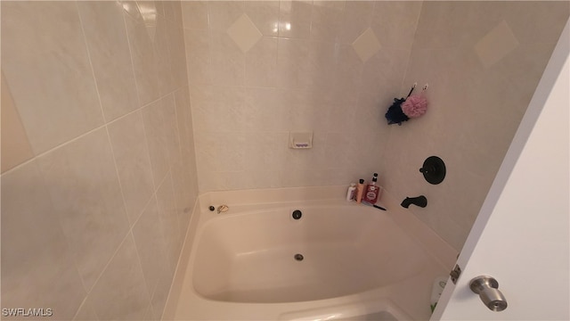 bathroom with tiled shower / bath combo