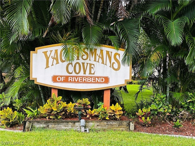 community sign featuring a lawn