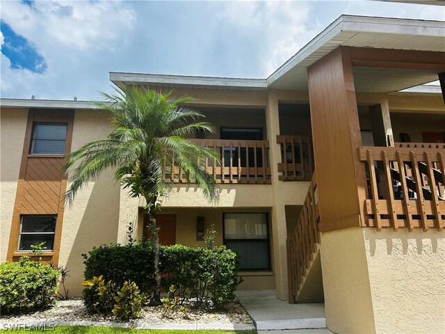 view of front of property featuring a balcony