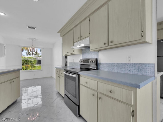 kitchen with visible vents, electric stove, under cabinet range hood, backsplash, and a chandelier