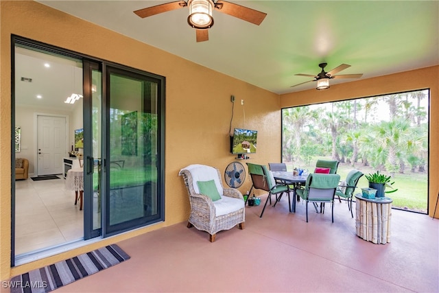 sunroom with ceiling fan